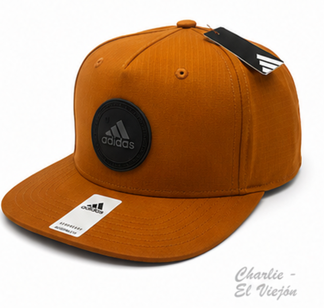 Gorra Adidas Snapback Color Camel con Logo de Goma Negro